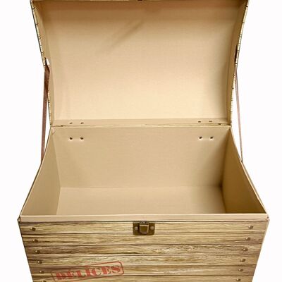 Cardboard gift box with clasp
