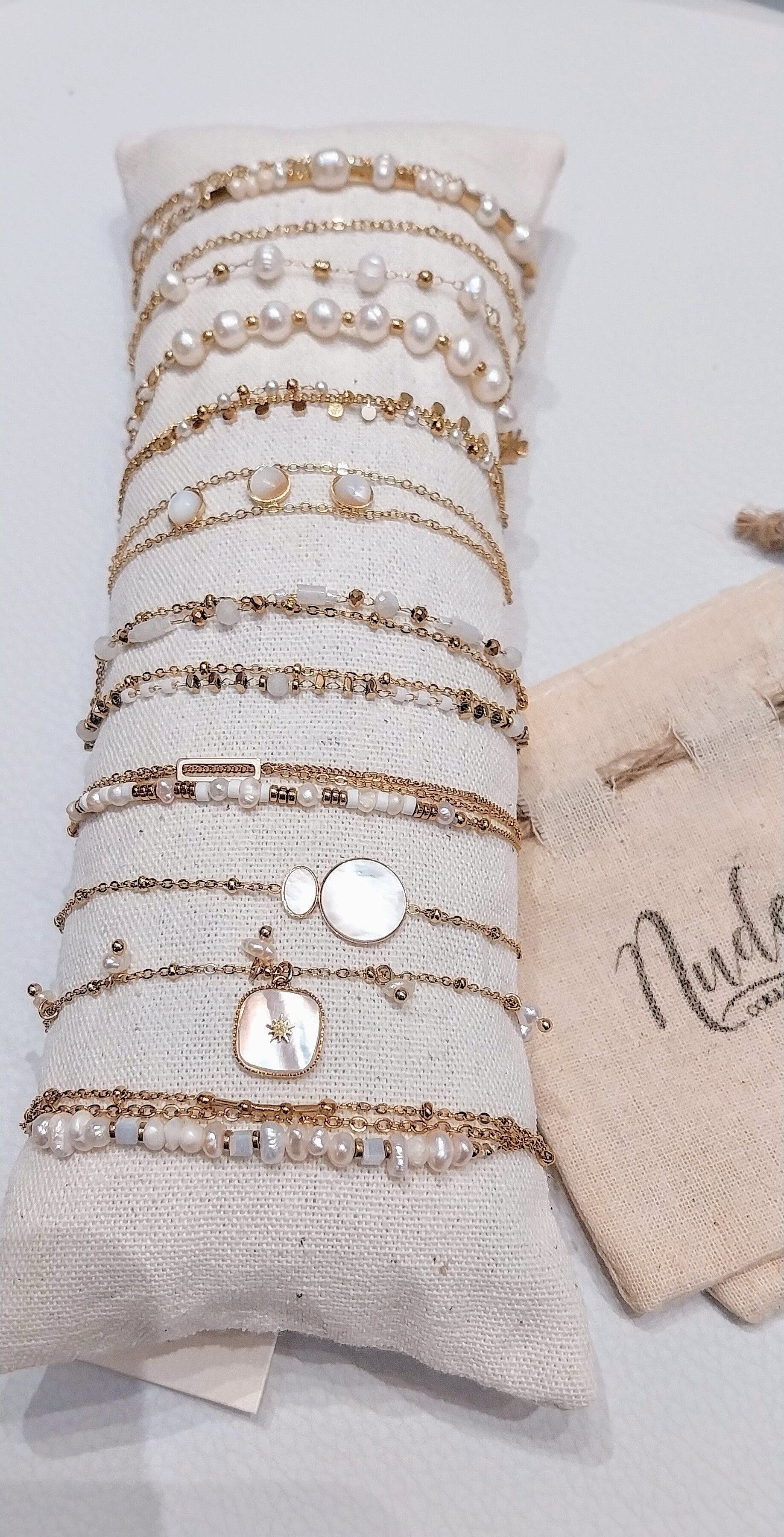 LOTTO di 10 braccialetti assortiti in acciaio e madreperla naturale su rotolo