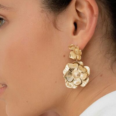 Vanillia dangling earrings - double textured flower