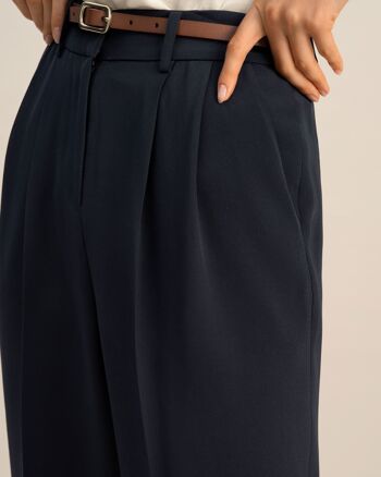 Pantalon large plissé intemporel en soie dense 5