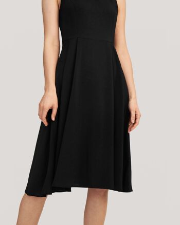 Petite robe noire vintage en soie à col rond 19