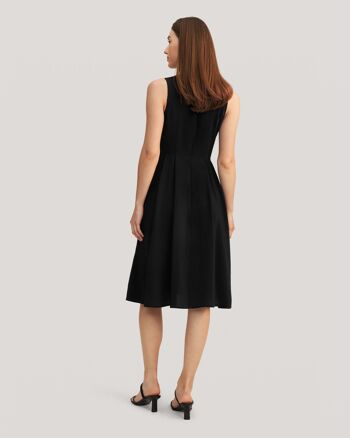 Petite robe noire vintage en soie à col rond 23