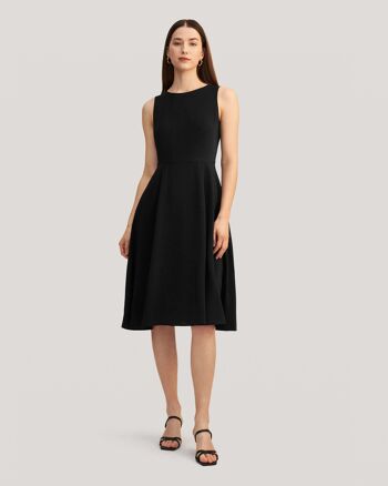 Petite robe noire vintage en soie à col rond 31