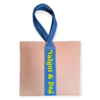 Aiko-Handtasche aus turmalinfarbenem Rindsleder und Denim mit wasabigrüner Stickerei und mittigen Einkaufsgriffen