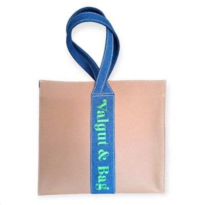 Aiko-Handtasche aus turmalinfarbenem Rindsleder und Denim mit Basilikumgrün-Stickerei und zentralen Einkaufsgriffen