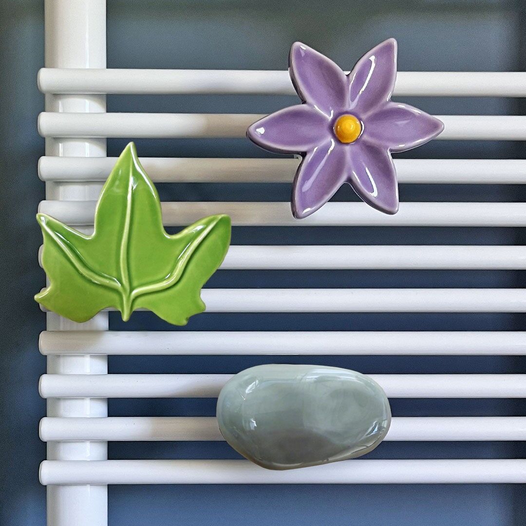 Satz Kleiderbügel für Heizkörper und Handtuchwärmer Mondstein, einsame Blüte und Froschhaus