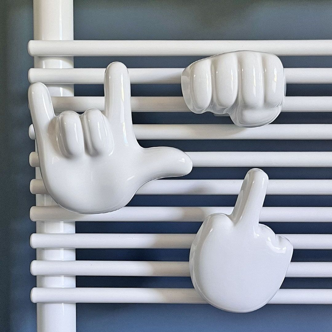 Satz Kleiderbügel für Heizkörper und Handtuchwärmer „I Love You, That Country“ und „Pugno“.