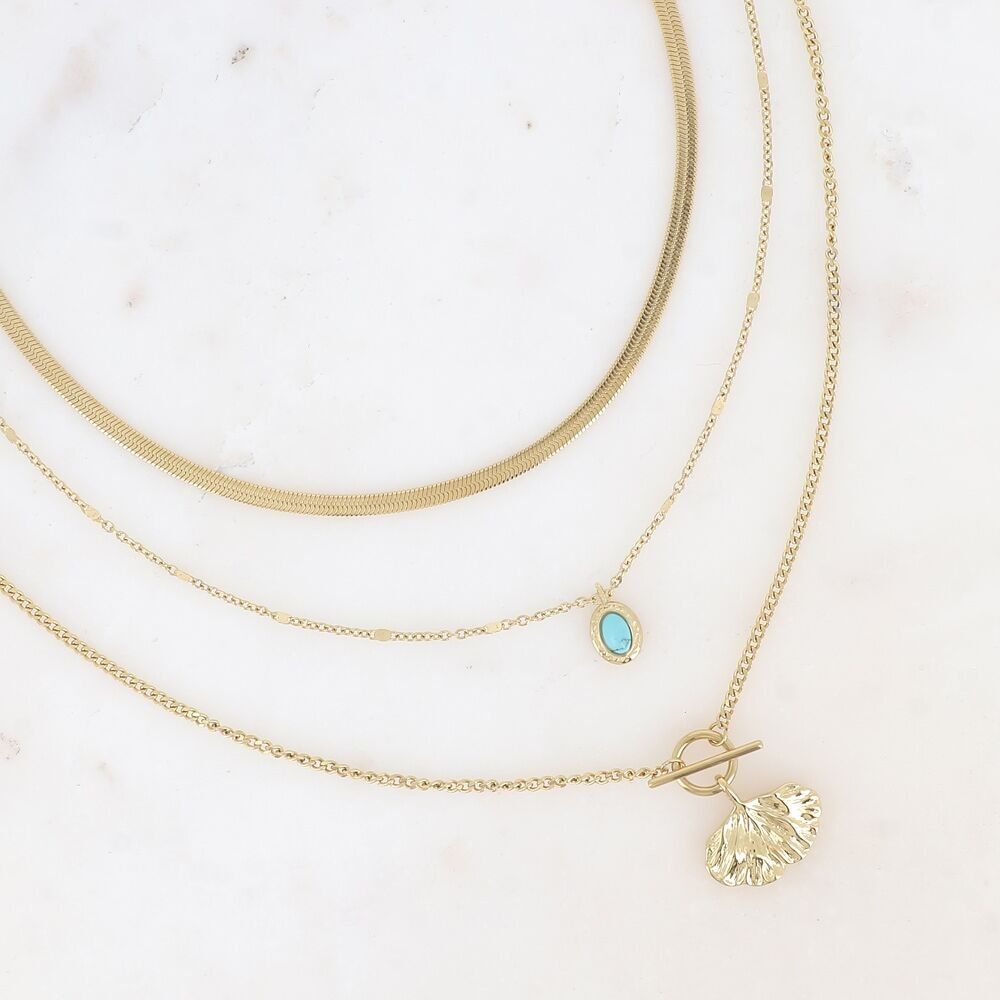 Collana multifilo Sierra - 3 file, pietra naturale ovale, chiusura a ginocchiera e foglia di ginko testurizzata