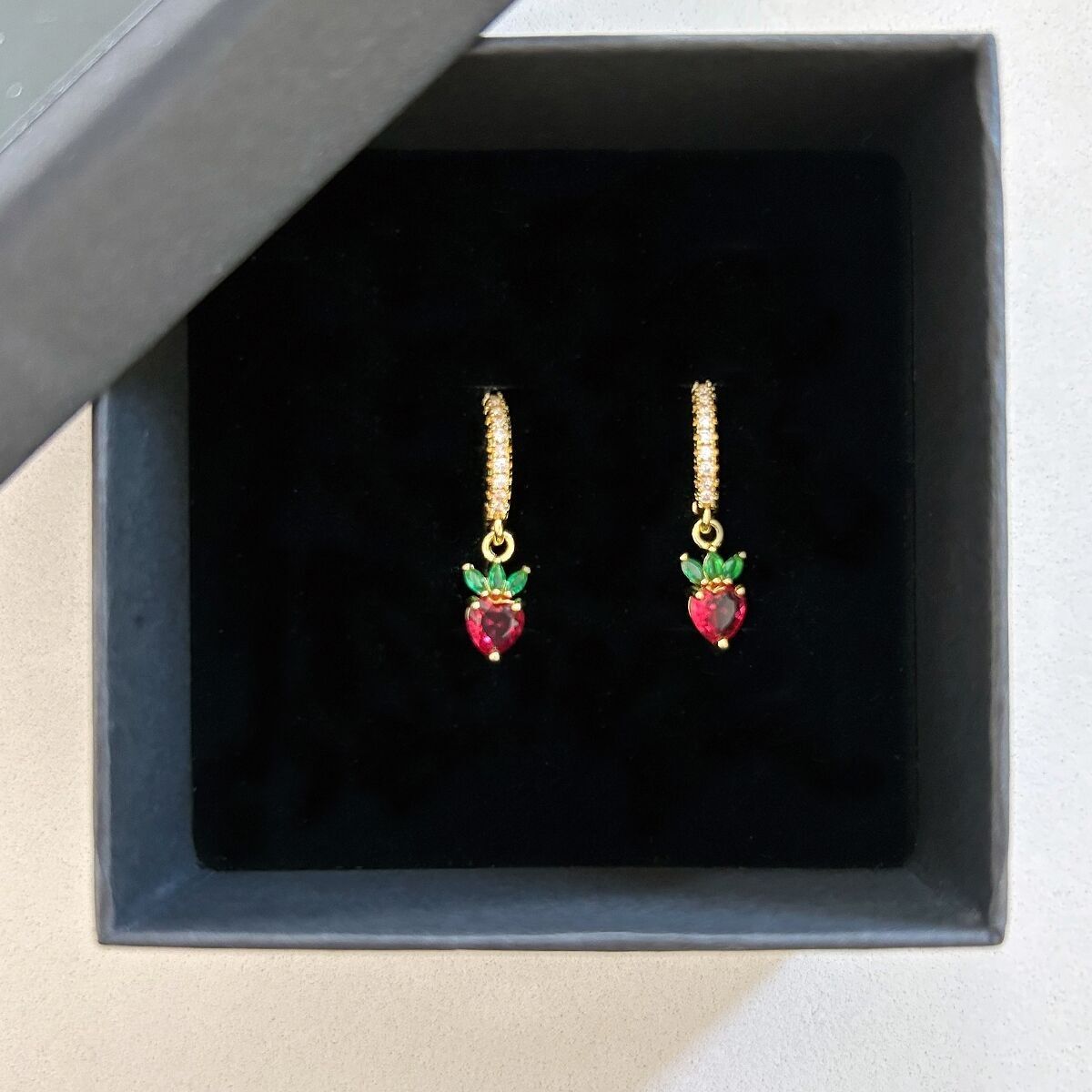 COPPIA DI CERCHI CON PENDENTE FRAGOLA placcati Oro 18k