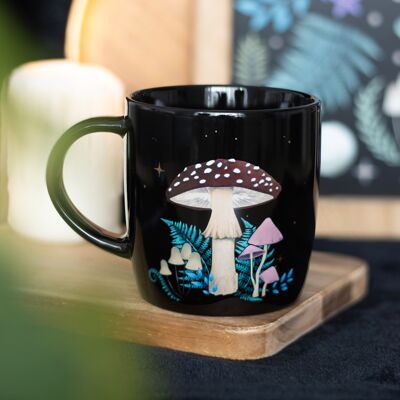 Tasse de champignons forestiers