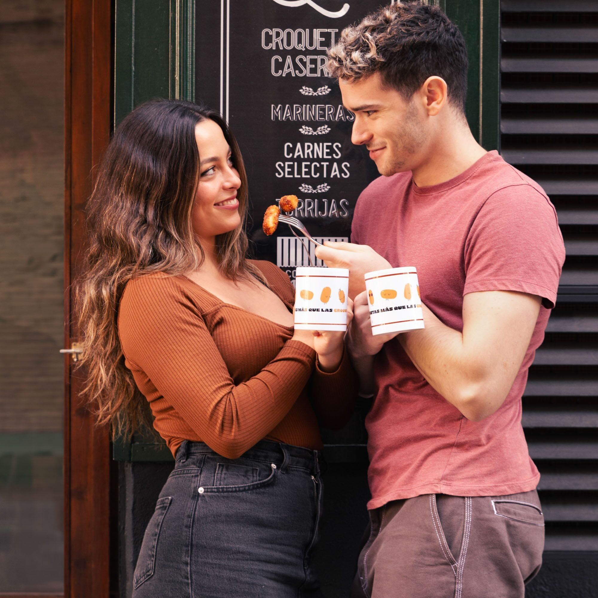 Tazza UO con messaggio "Mi piaci più delle crocchette"