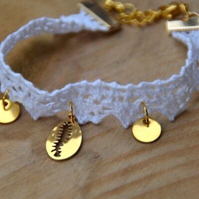 Boho bracelet - white lace & shell pendant