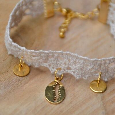 Boho bracelet - beige lace & cowrie shell