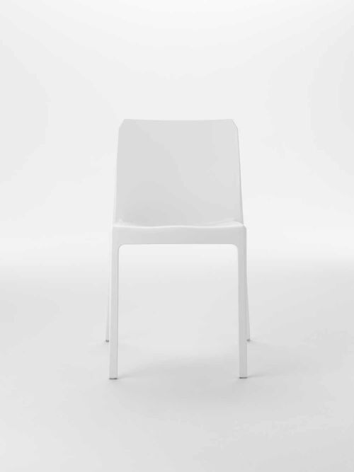 MI_AMI sedia laccata bianco opaco Coconut Milk, impilabile, per uso indoor e outdoor.
