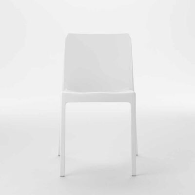 Chaise MI_AMI Coconut Milk laquée blanc mat, empilable, pour usage intérieur et extérieur.