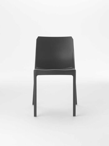 Chaise MI_AMI Black Licorice laquée noir mat, empilable, pour usage intérieur et extérieur. 1