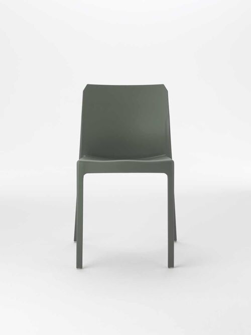 MI_AMI sedia laccata verde opaco Bronze Green, impilabile, per uso indoor e outdoor.