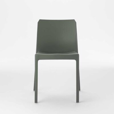 MI_AMI Bronze Green Chaise laquée vert mat, empilable, pour usage intérieur et extérieur.