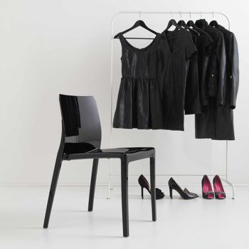 Chaise MI_AMI noir brillant, empilable, pour usage intérieur et extérieur. 2