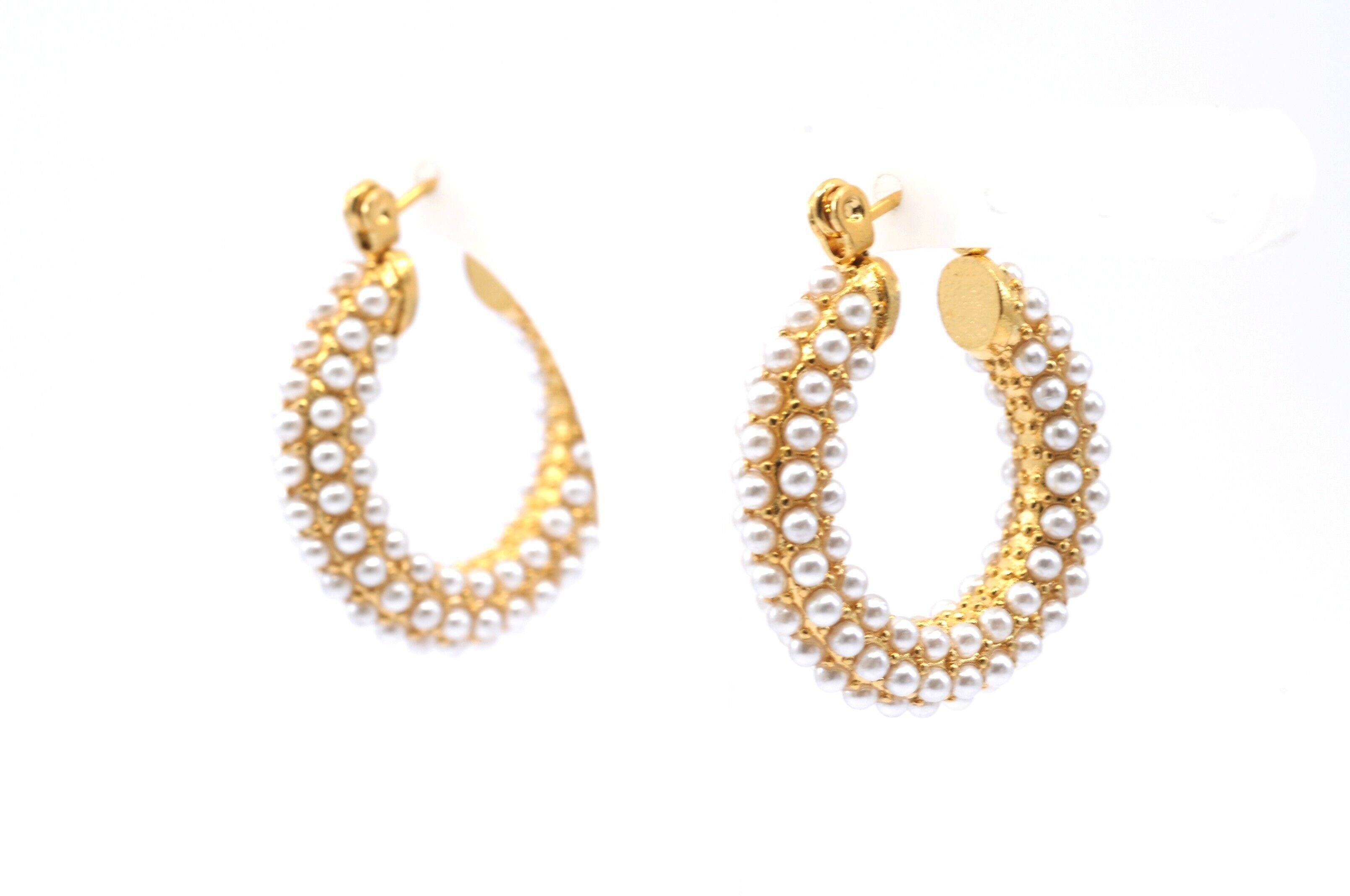 Kleine quadratische Creolen aus Stahl, verziert mit Perlen