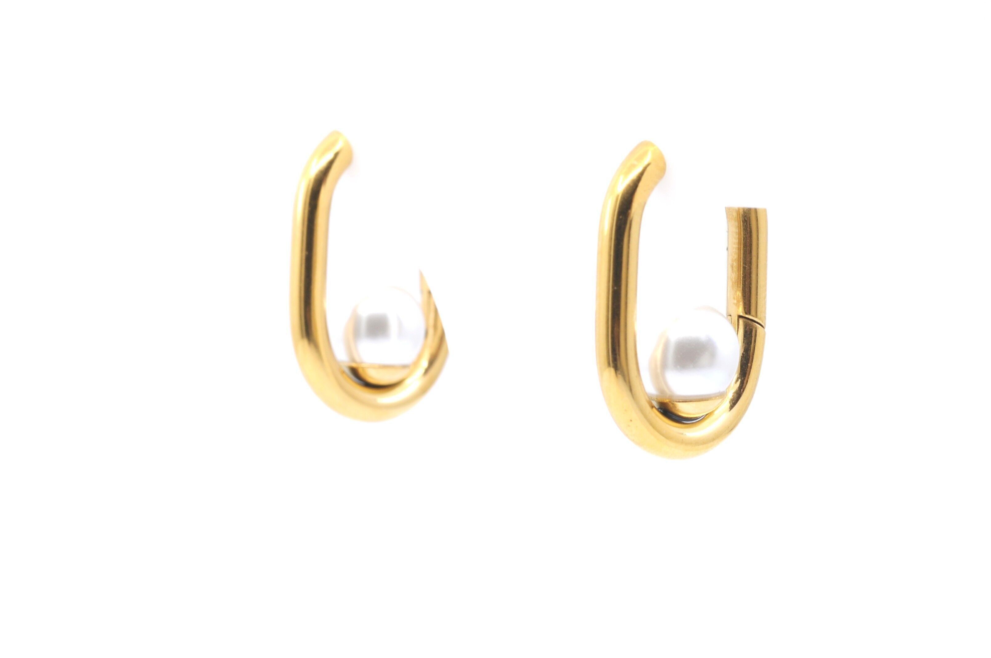 Orecchini a cerchio ovali in acciaio con perla all'interno