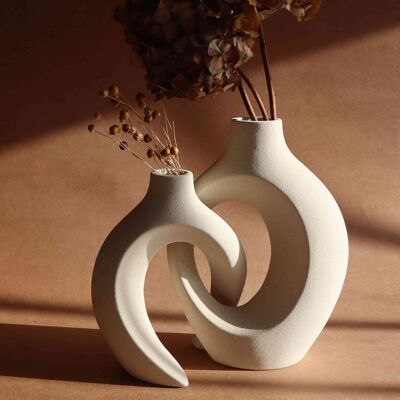 Duo aus ineinander verschlungenen Keramikvasen – Ecru