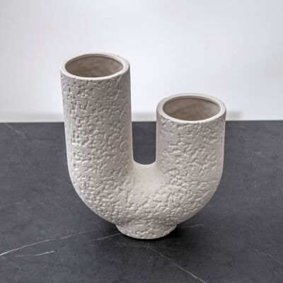 Strukturierte asymmetrische U-Vase – Tonfarbe