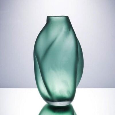 Mattgrüne Esmé-Vase aus mundgeblasenem Glas – MITTEL