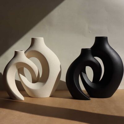 Set: 2 Duos aus ineinander verschlungenen Keramikvasen (ecru und schwarz)