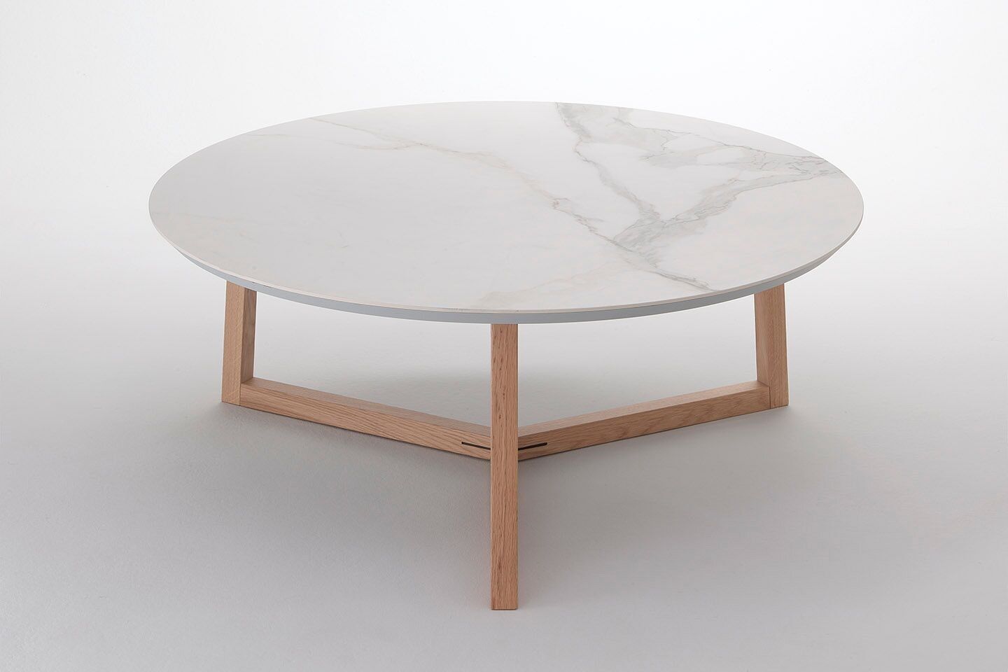ASTYLE 98 coffee table with Calacatta White ceramic top and wooden base.