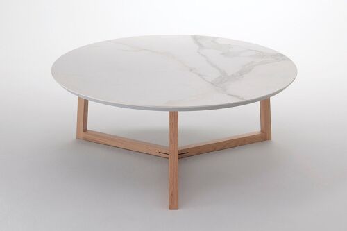 ASTYLE 98 tavolino basso con piano in ceramica Calacatta White e base in legno.