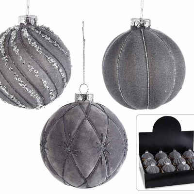 Adornos navideños de terciopelo gris con adornos brillantes en exhibición
