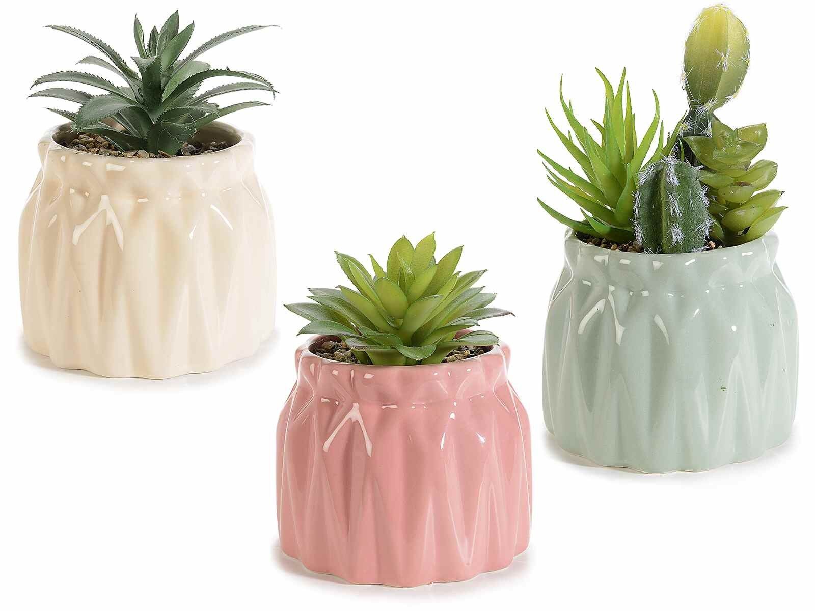 Bunt glänzende Keramiktöpfe mit künstlichen Pflanzen