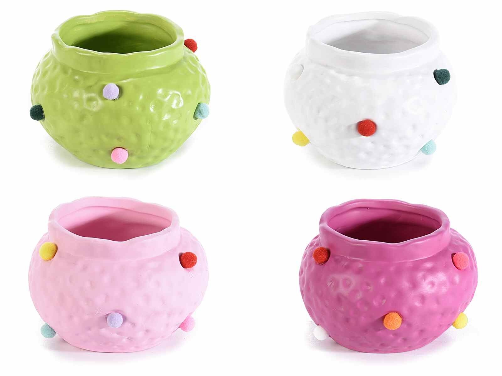 Bunte Keramikvasen mit dekorativen Pompons