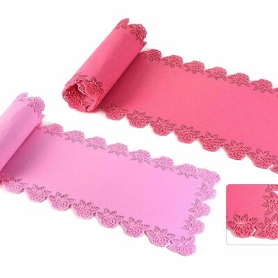 Table runner in pink and fuchsia cloth with edges decorated with roses