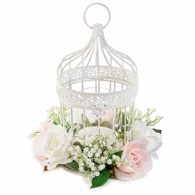 Jaulas de metal blanco con rosas artificiales y jarrón para velas.