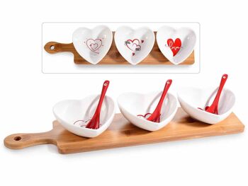 Service apéritif composé de 3 tasses en porcelaine en forme de coeur sur plateau en bois design 14zero3