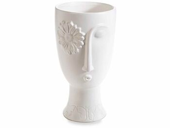Vases en porcelaine opaque à décors gravés et en relief