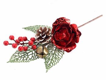 Cueillez des branches avec de la rose, une pomme de pin enneigée, des baies rouges et une cloche