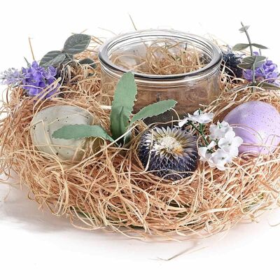 Centro de mesa tipo nido con huevos, flores artificiales y tarros de cristal para velas.