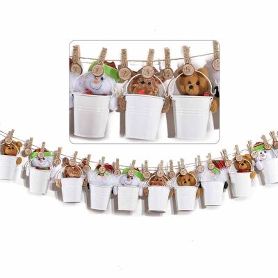 Adventskalender mit Wäscheklammern und süßen Eimern sowie plüschigen Weihnachtsfiguren