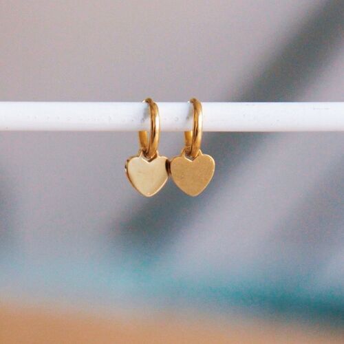 Stainless steel hoop earrings with mini heart – gold