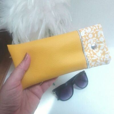 Semi-rigid glasses case in yellow imitation leather