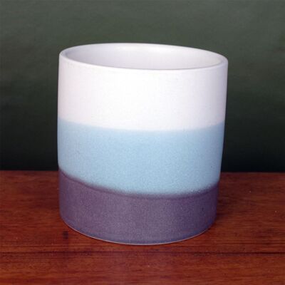 Macetero de cerámica con rayas azules en forma de S