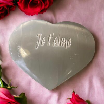 Selenite heart engraved "I love you", for a declaration of love.