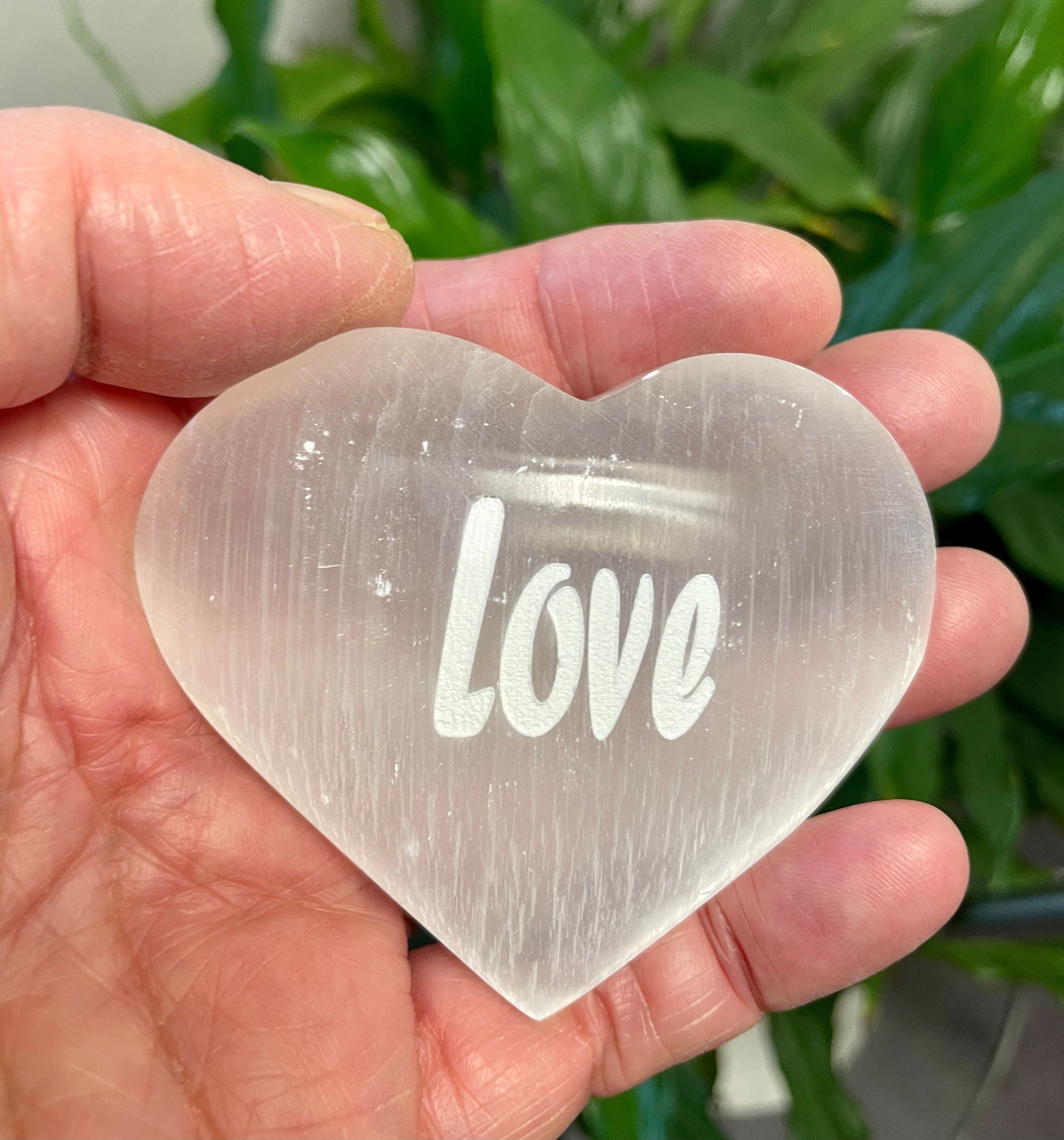 Cœur en Sélénite gravé Love, pour une déclaration d'amour.