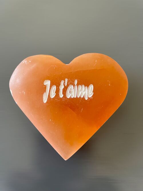 Cœur en Sélénite rose gravé "Je t'aime", pour une déclaration d'amour.