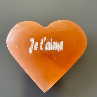 Corazón de Selenita rosa grabado "Te amo", para una declaración de amor.