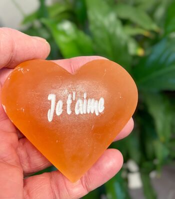Cœur en Sélénite rose gravé "Je t'aime", pour une déclaration d'amour. 2