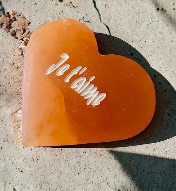 Cœur en Sélénite rose gravé "Je t'aime", pour une déclaration d'amour. 5